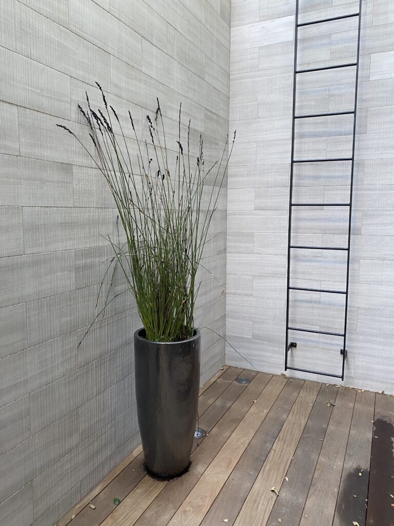 Designer: Lamb Partners | Material: Acero
