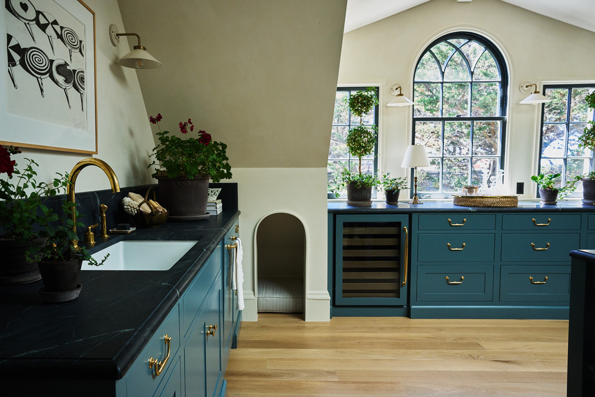 Designer: Chantal Lamberto | Photographer: Paul Dyer | Materials: Soapstone 3CM Black Honed Slab