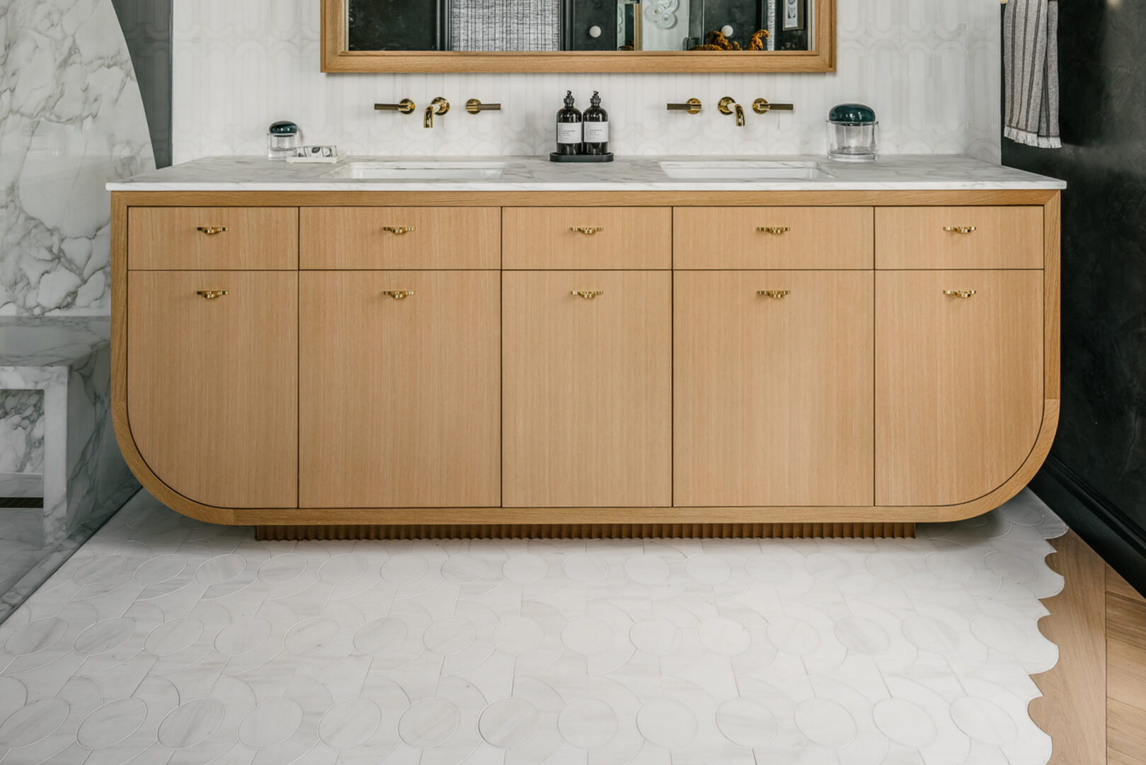 Tineke Triggs Interiors | Maison Surface Gigi Mosaic in Dolomite Honed (Floor) and Tama Mosaic in Dolomite Honed (Backsplash) | Photo by Christopher Stark Slab