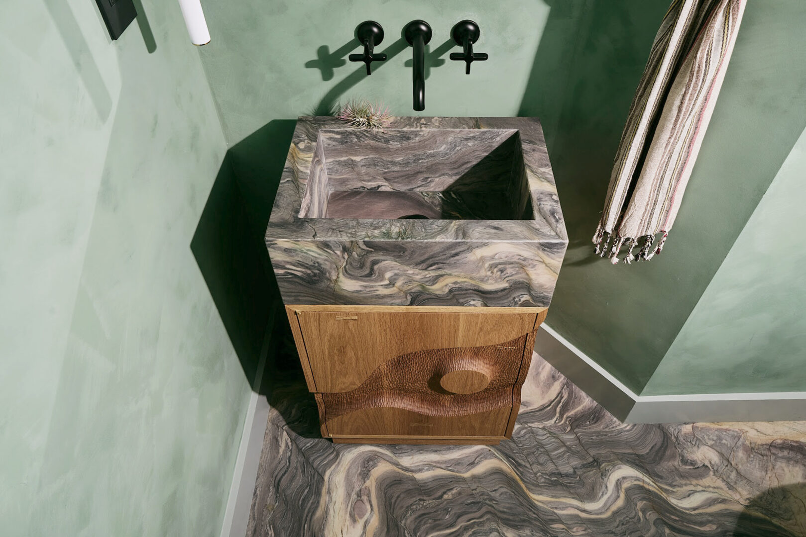 AubreyMaxwell | Explosion Blue Leathered Quartzite | Photo by Arthur Alvarez Slab