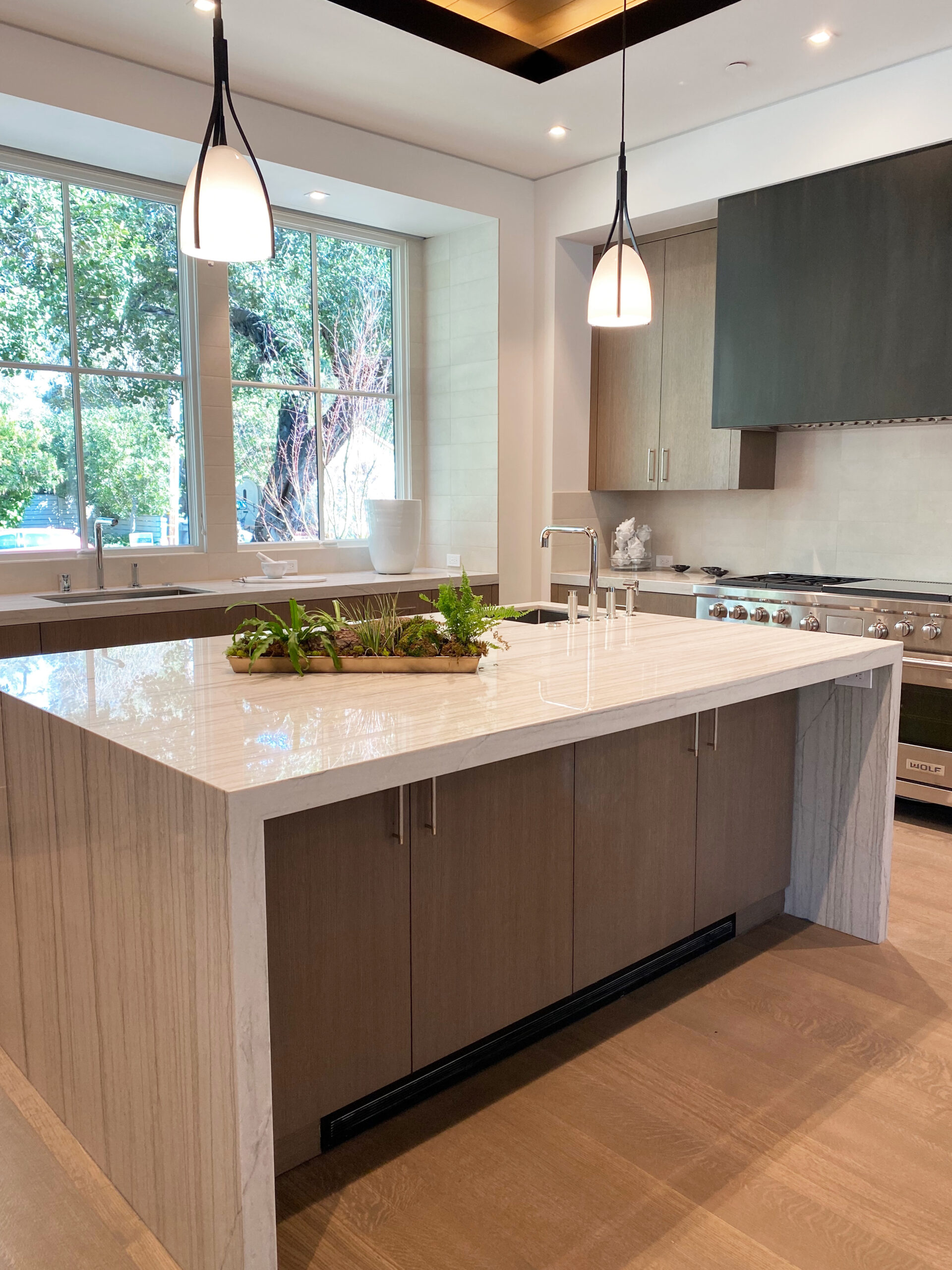 Designer: Lamb Partners | Materials: White Macaubas Polished (Counter), Luca Rift Tile from Walker Zanger (Backsplash)