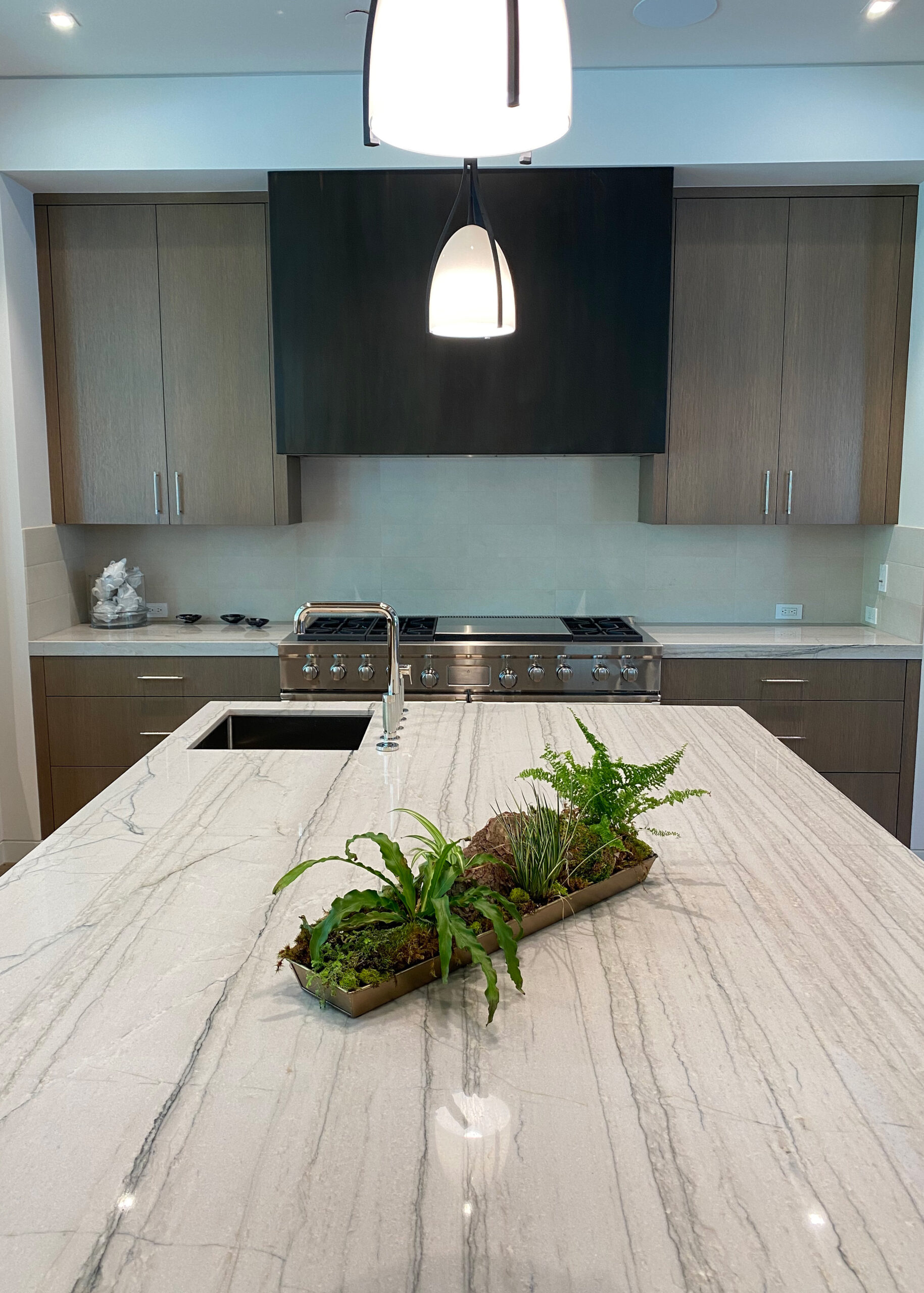 Designer: Lamb Partners | Materials: White Macaubas Polished (Counter), Luca Rift Tile from Walker Zanger (Backsplash)