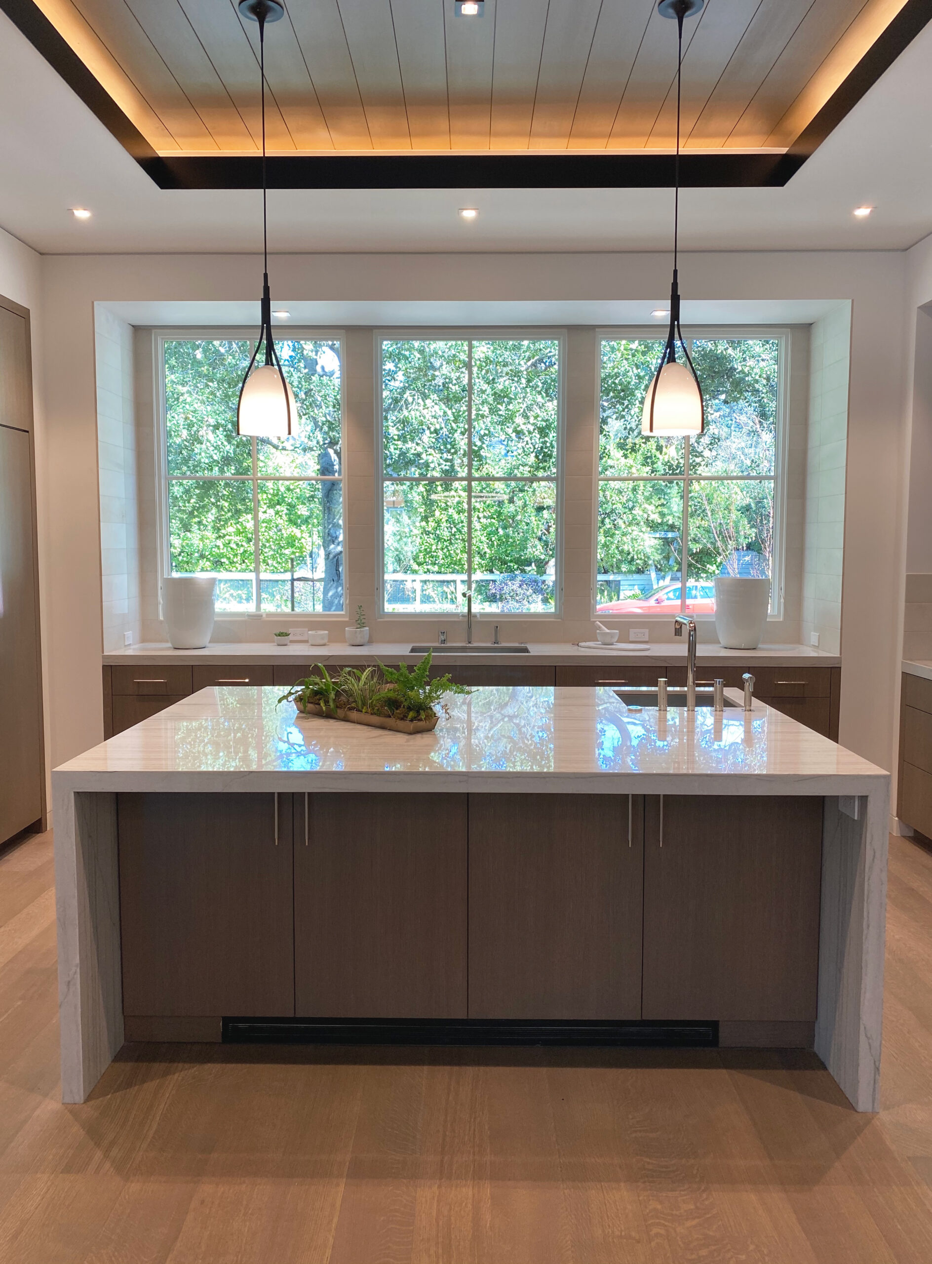 Designer: Lamb Partners | Materials: White Macaubas Polished (Counter), Luca Rift Tile from Walker Zanger (Backsplash)