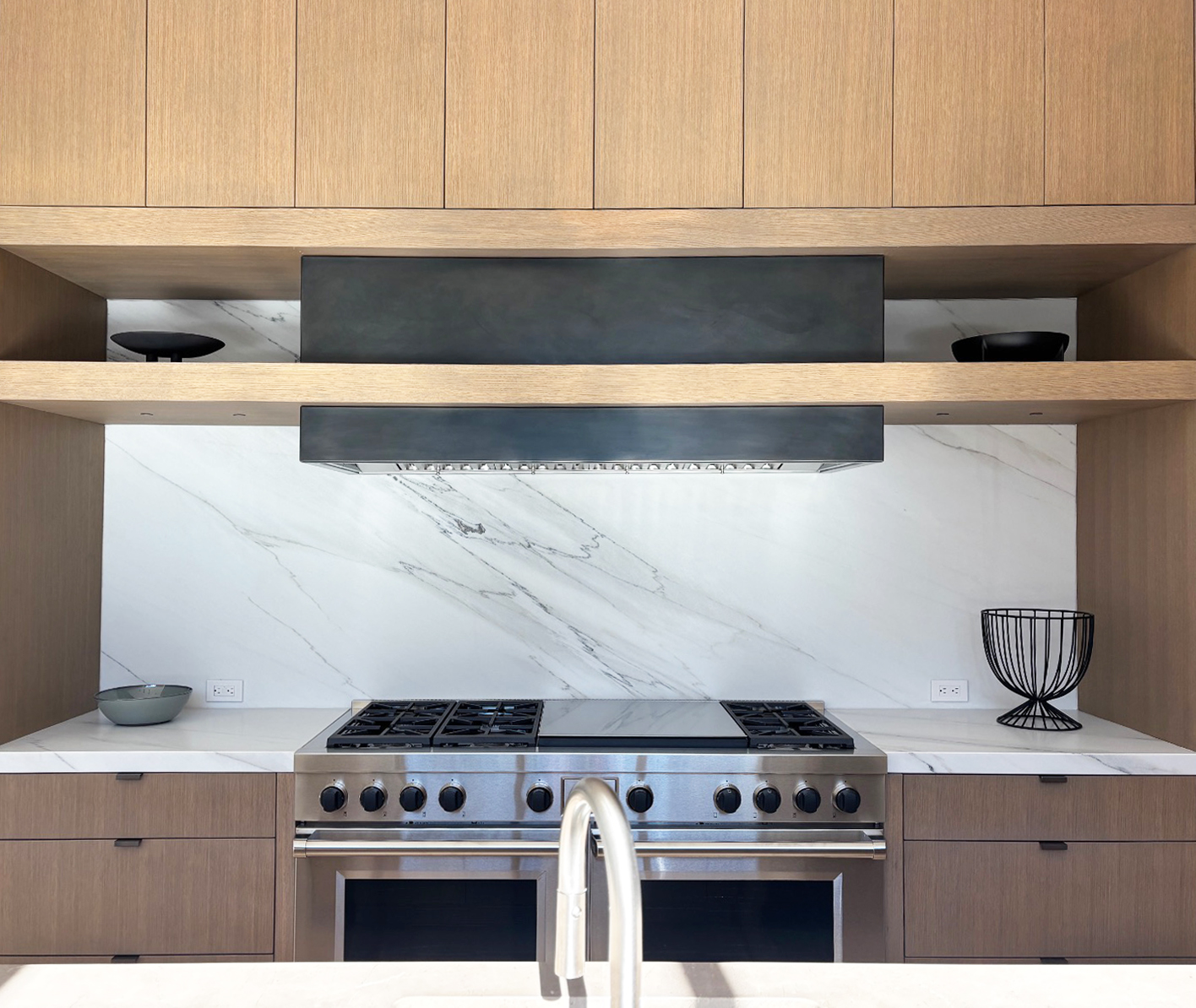 Architect, Designer & Builder: PPG | Material: Calacatta Lincoln