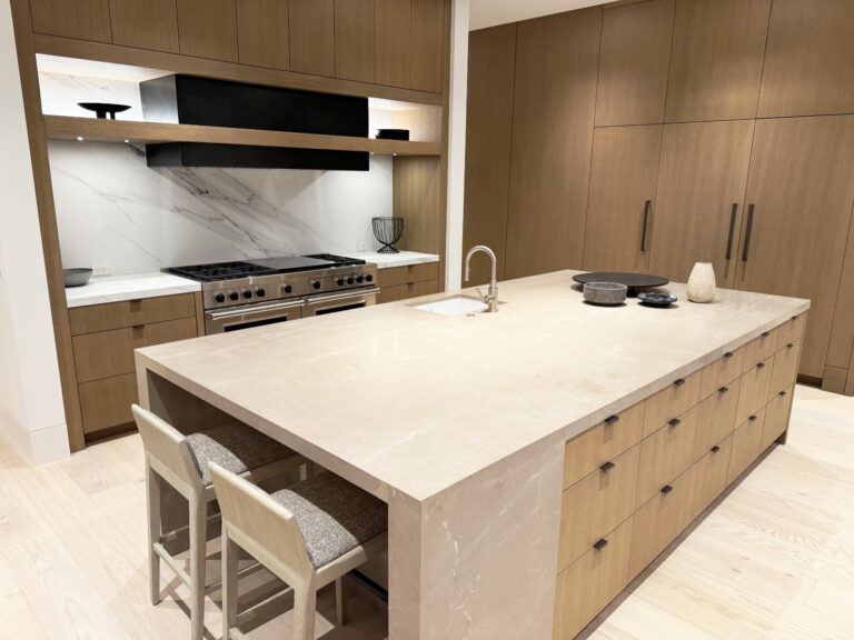 Architect, Designer & Builder: PPG | Materials: Calacatta Lincoln (backsplash), Corinthian Beige (island)