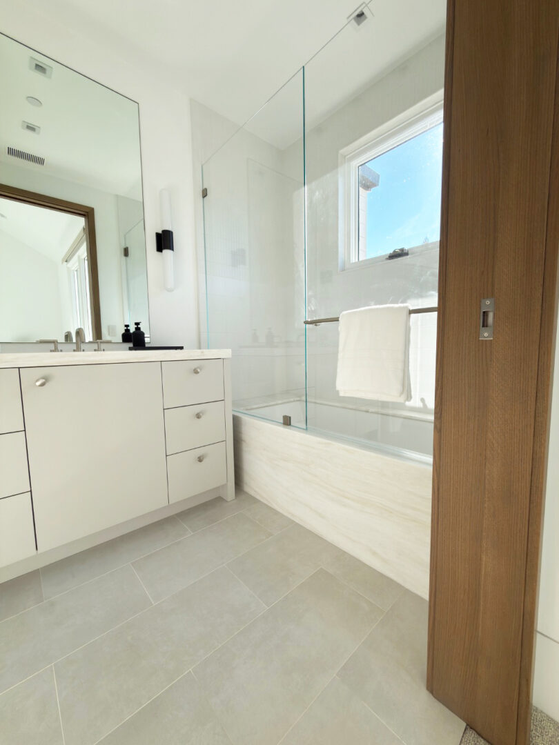 Architect, Designer & Builder: PPG | Material: Calacatta Cremo Slab