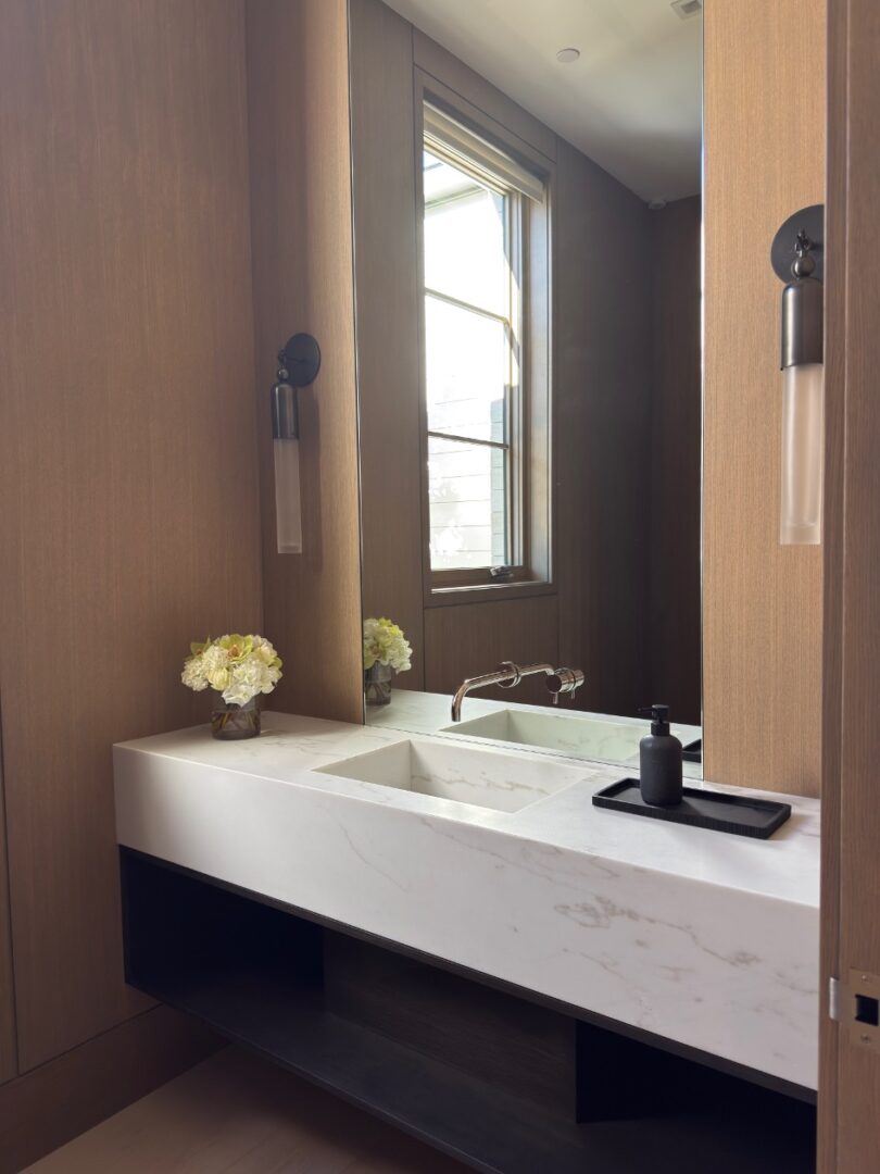 Architect, Designer & Builder: PPG | Material: Calacatta Lincoln Slab