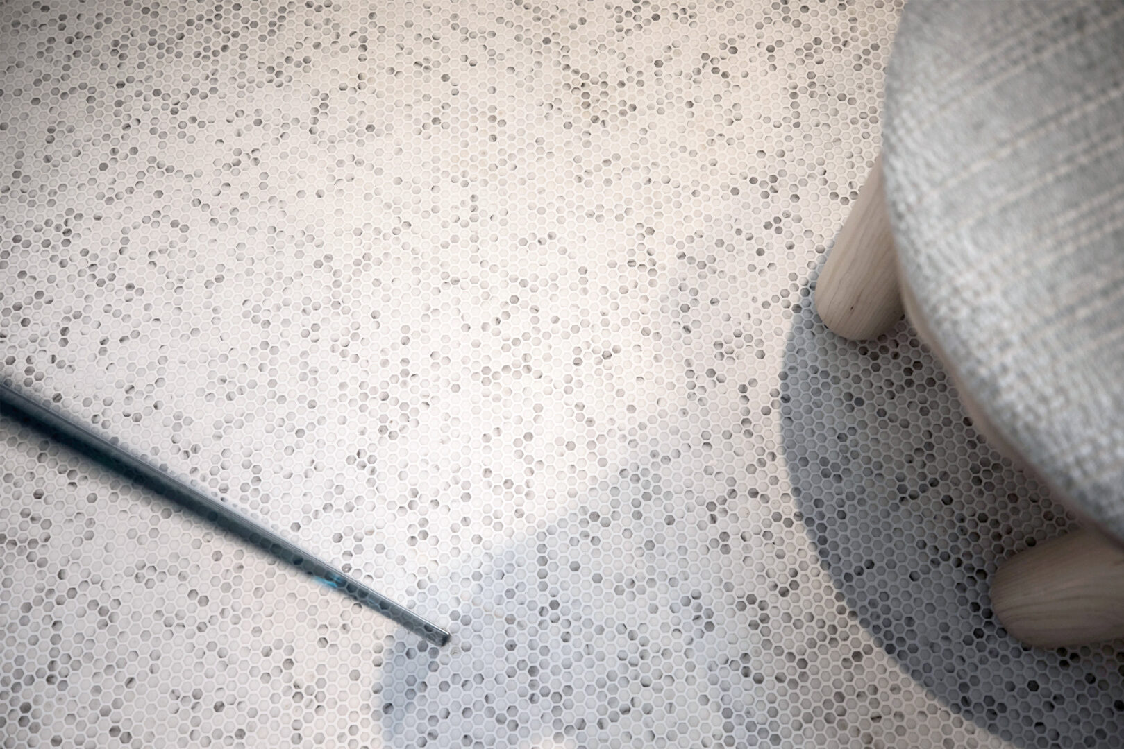 Marsh and Clark Design | Studio Marble Impressions Glass Pixy Mosaic in Grey + White Matte | Photo by Elizabeth Fall Slab