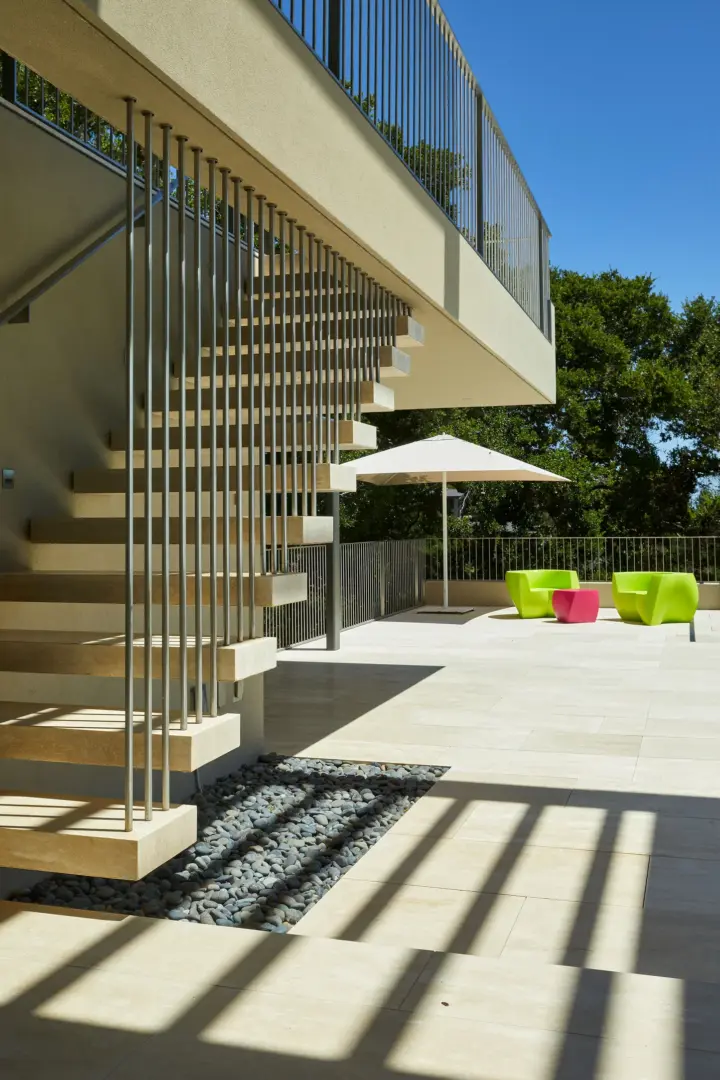 Architect: Swatt + Partners | Builder: Lencioni Construction | Mason: Trotter Masonry | Designer: Isolina Mallon Interiors | Photographer: Abraham & Paulin Photography | Material: Roman Linear Slab