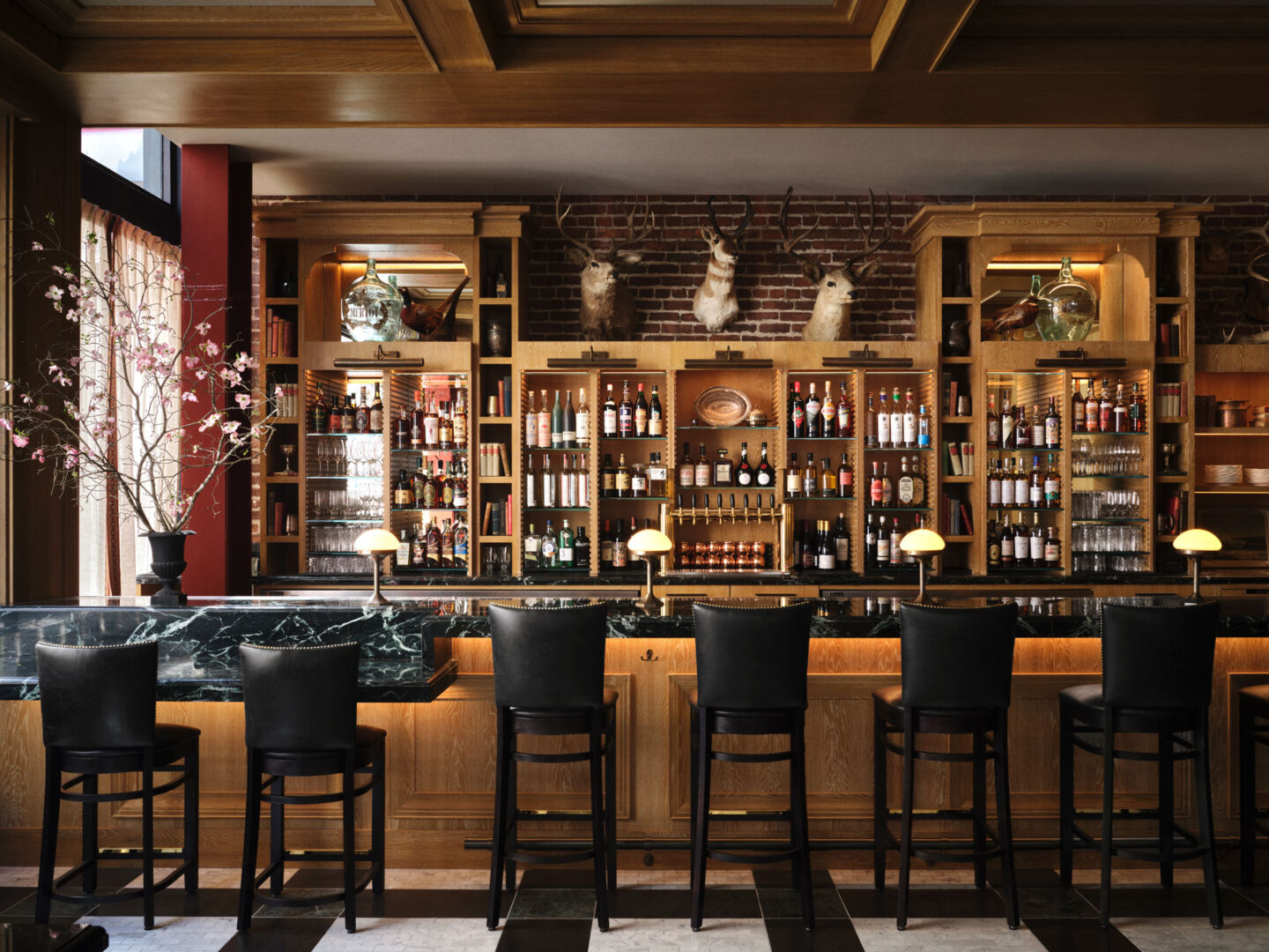 Designer: Jon de la Cruz (DLC ID) | Photographer: Douglas Friedman | Material: Verde Alpi Slab