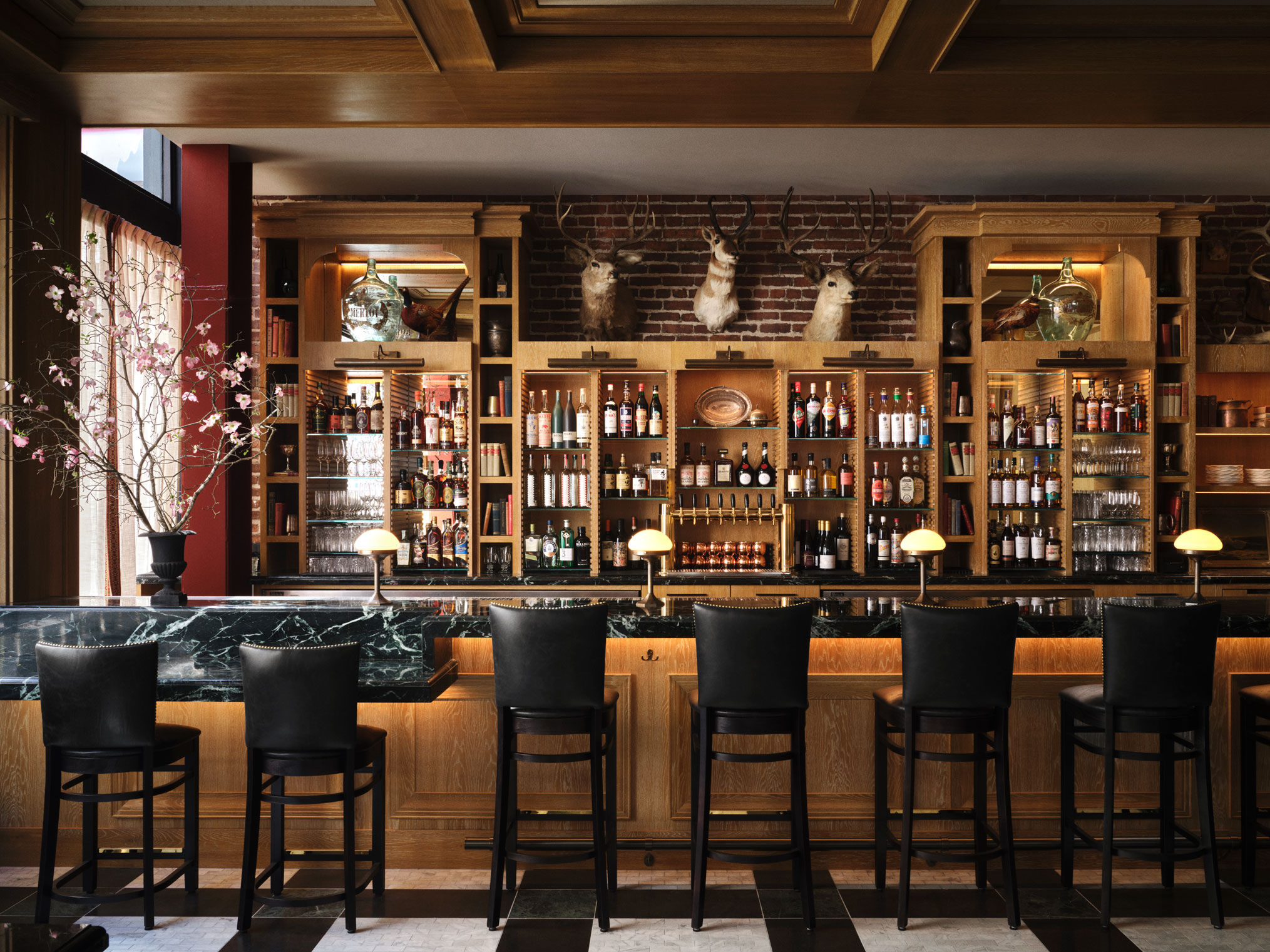 Designer: Jon de la Cruz (DLC ID) | Photographer: Douglas Friedman | Material: Verde Alpi