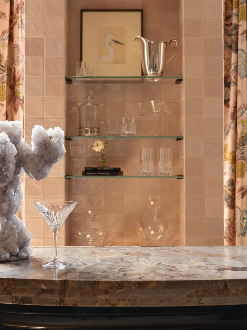 Designer: Marsh & Clark | Photographers: Paul Dyer & Elias Blanton | Contractor: Faherty Construction | Material: Breccia Caffe Marble Slab